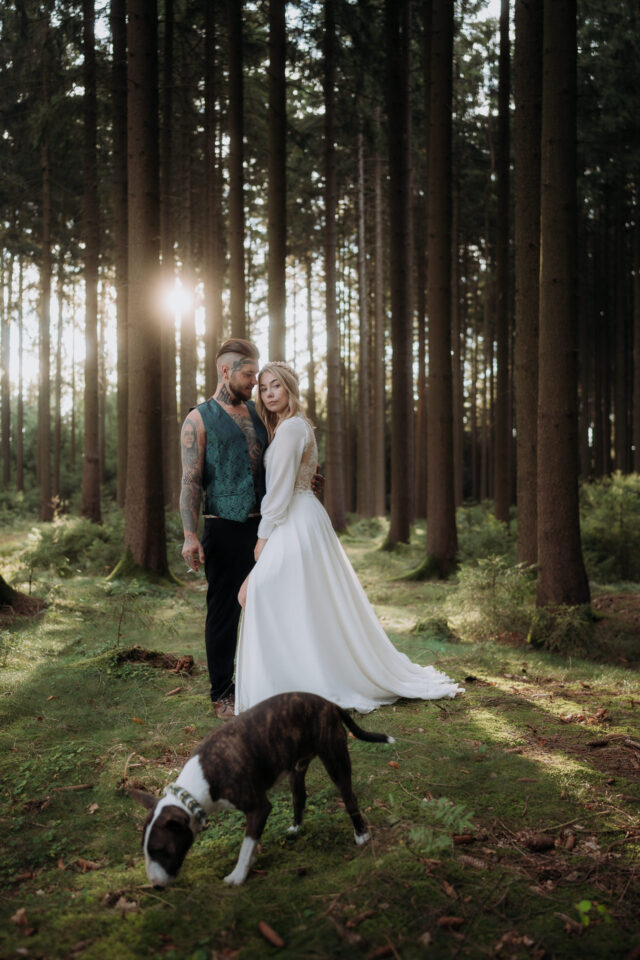 Lässiges und tätowiertes Ehepaar in verträumter Waldlandschaft - entspannt heiraten mit Vibe