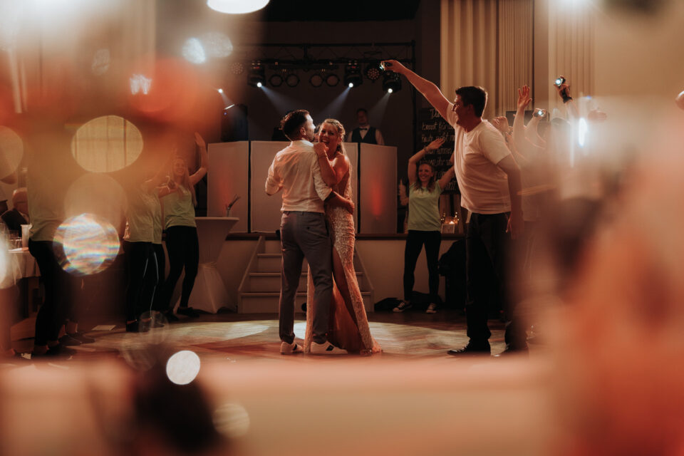 Eröffnungstanz mit Partylicht – elegante Hochzeit mit modernen Vibes und persönlichem Style