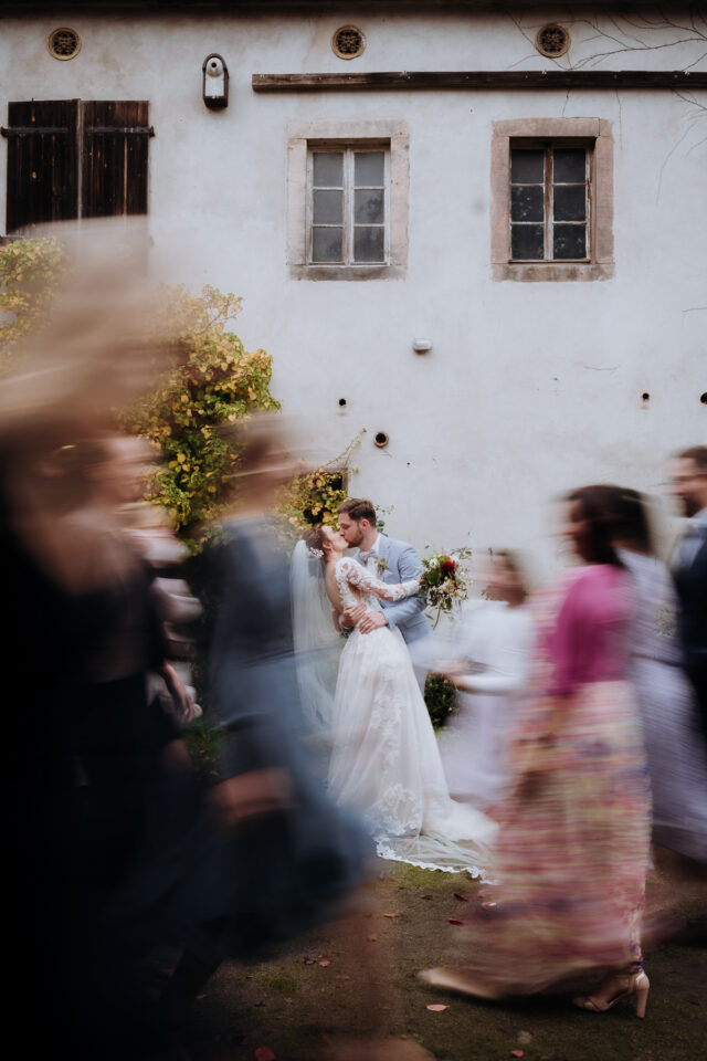 Bewegungsunschärfe im Hochzeitsgetümmel – künstlerisches Reportagebild einer unkonventionellen Feier