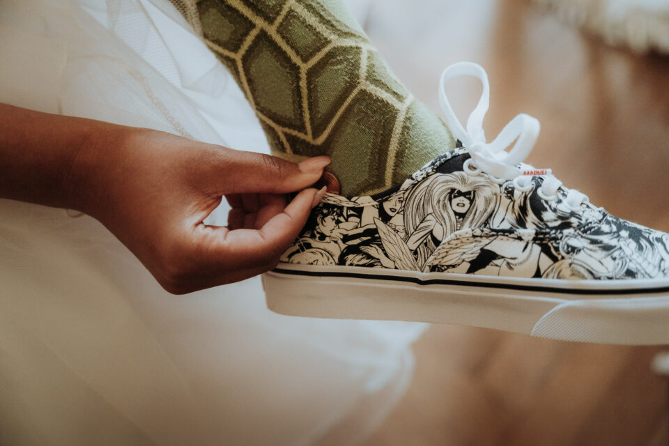 Hochzeitssneaker mit Marvel Comic Muster Braut