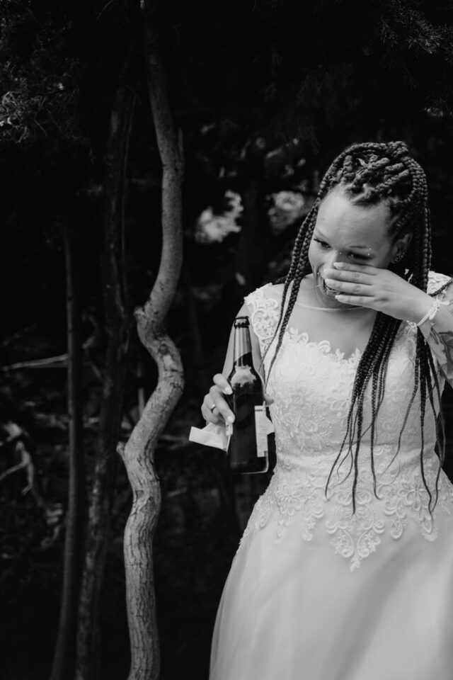 Braut mit Braids und Bier – alternative Hochzeitsreportage mit Persönlichkeit, Szene-Liebe und Lachen