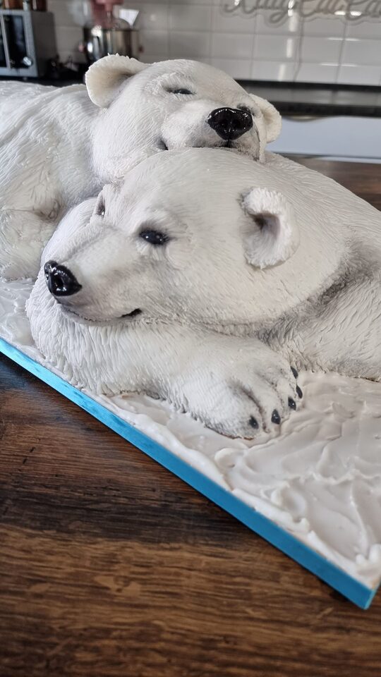 Realistische Eisbär-Torte als Paar – handgefertigte Motivtorte für persönliche Hochzeiten mit Tier-Motto oder Winterthema.