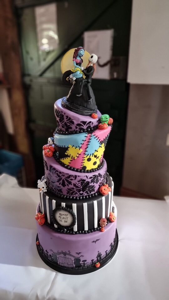 Bunte Hochzeitstorte im Stil von „Nightmare Before Christmas“ – schräge, nerdige Torte mit Patchwork-Design und Halloween-Charme.