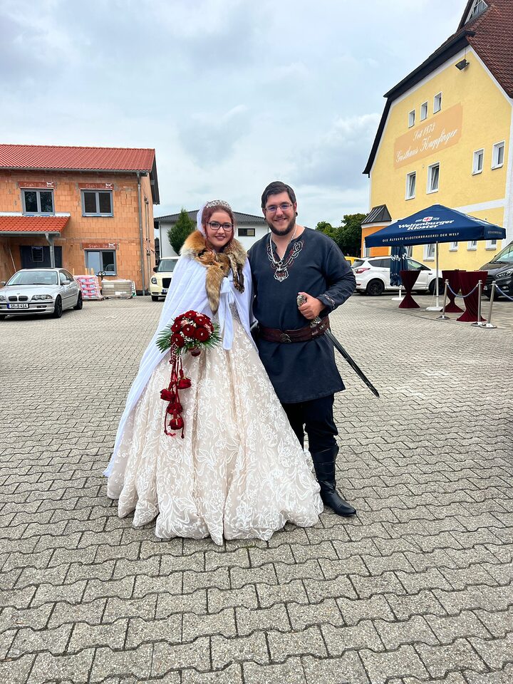 Brautpaar in historischer Kleidung mit Trauredner Marcel bei einer unkonventionellen Hochzeit