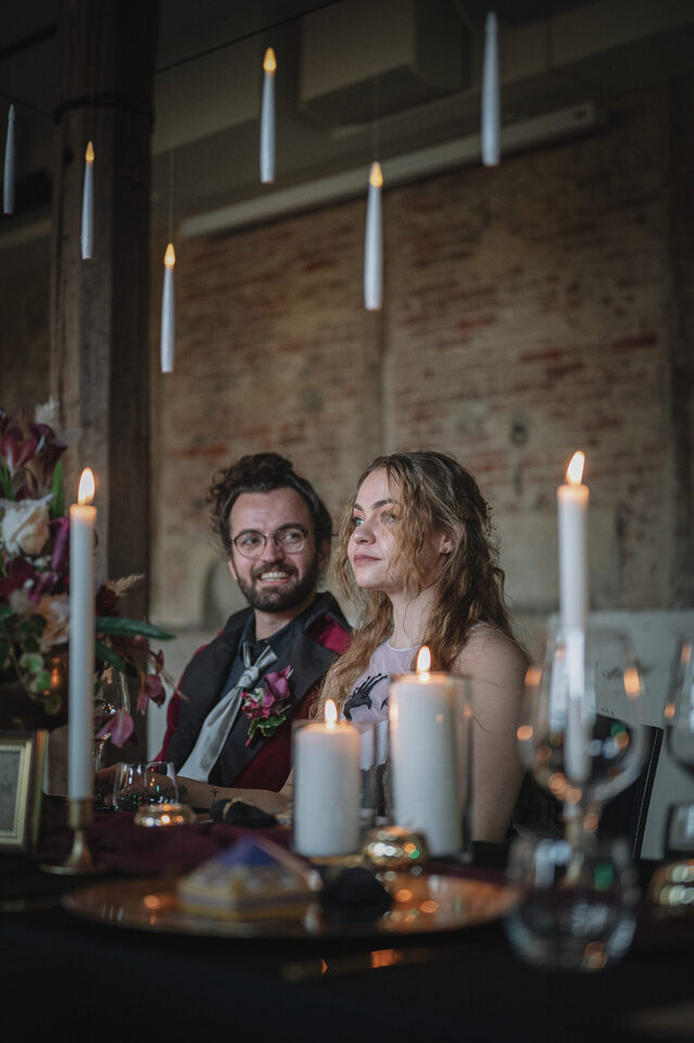 Paar bei Mittelalter Hochzeit am festlich gedeckten Tisch, alternative Hochzeitsfotografie Hell Yes! Weddings