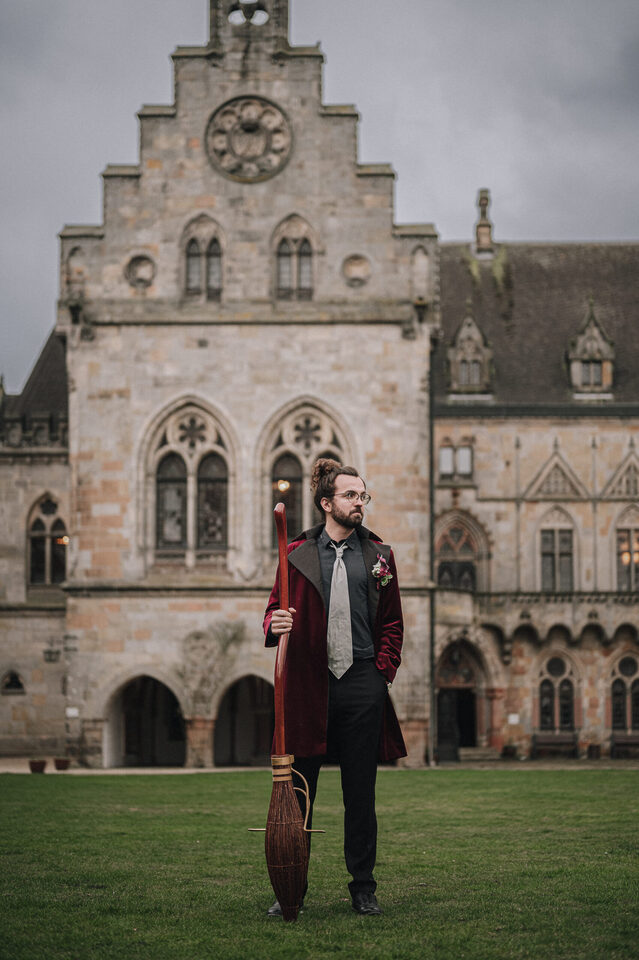 Zauberhafter Bräutigam vor Burg bei Fantasy Hochzeit, alternative Hochzeitsfotografie Hell Yes! Weddings