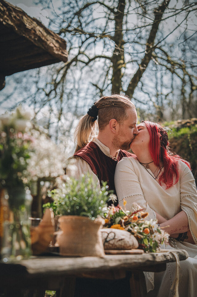 Kuss Brautpaar bei Fantasy Hochzeit im Freien, alternative Hochzeitsfotografie Hell Yes! Weddings von Mareike Fotografie