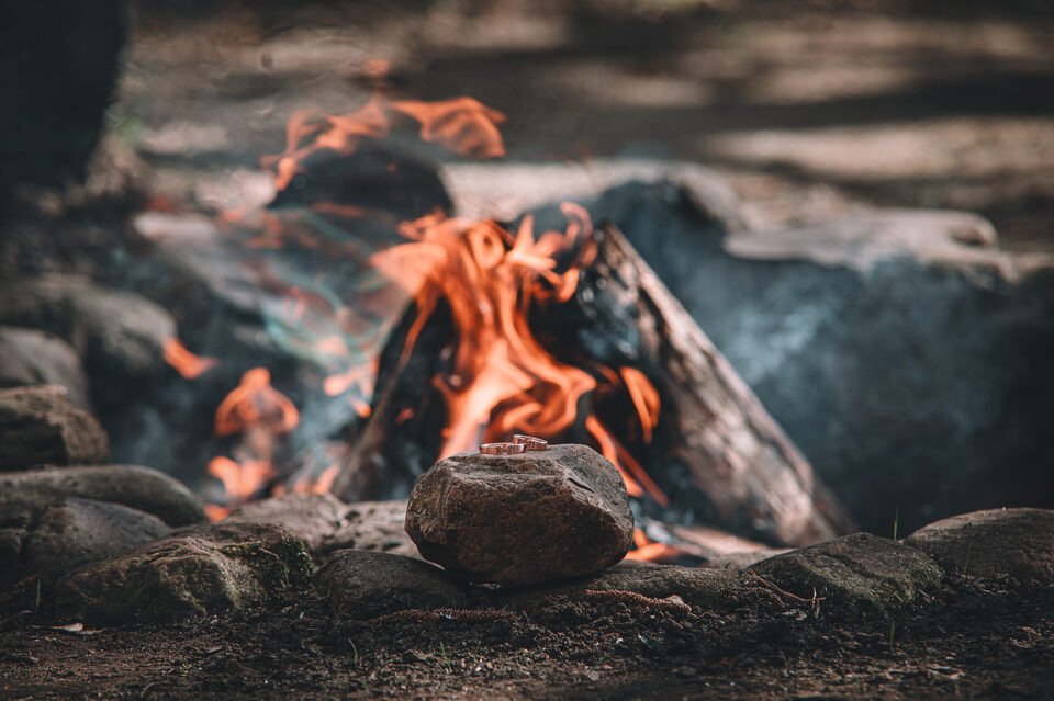 Lagerfeuer bei Fantasy Hochzeit, Detailaufnahme alternative Hochzeit Hell Yes! Weddings