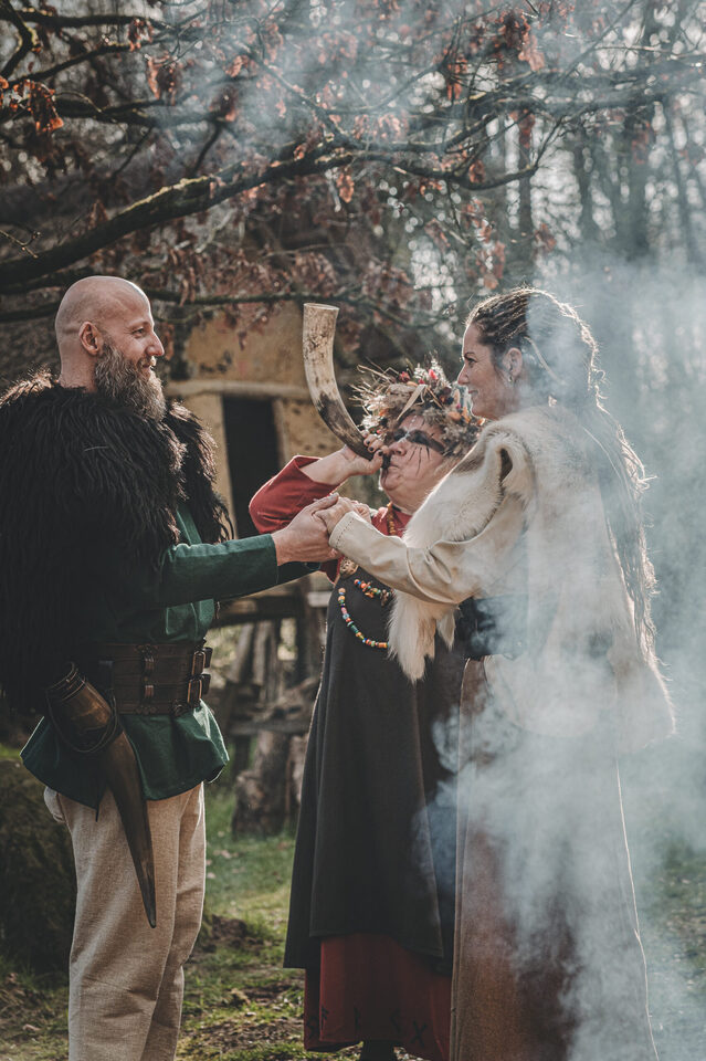 Handfasting-Ritual bei Mittelalter Hochzeit, fotografiert von Mareike, Hell Yes! Weddings