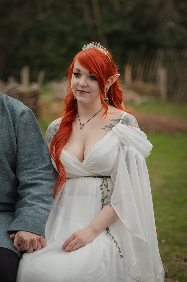 Braut in Fantasy-Gewand bei Nerd- oder Mittelalterhochzeit, alternative Hochzeitsfotografie Hell Yes! Weddings