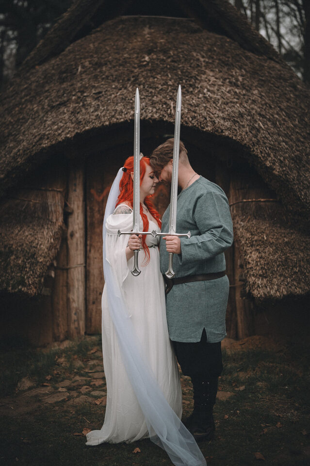 Heiratende mit Schwertern bei Mittelalter Hochzeit, Nerd Hochzeitsfotografie Hell Yes! Weddings