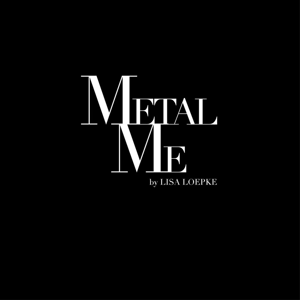 Logo von Metal Me Photography – Hochzeitsfotografin bei Hell Yes! Weddings für alle, die düster, individuell und alternativ heiraten wollen