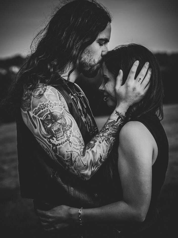 Intimer Stirnkuss bei Gothic-Hochzeitspaar – Metal Me verleiht eurer düsteren und alternativen Hochzeit Tiefe und Gefühl