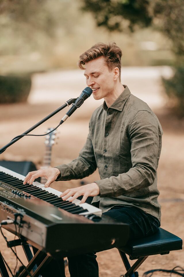 Nico Grund spielt Klavier und singt Livegesang für Rock- und Metal-Hochzeit