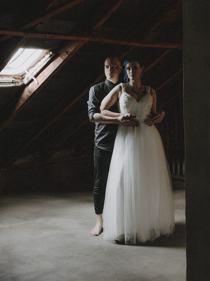 Intime Szene mit Licht und Schatten im Dachgeschoss – Metal Me inszeniert eine kinky fetisch Wedding mit Tiefe, Sinnlichkeit und Stil bei Hell Yes! Weddings