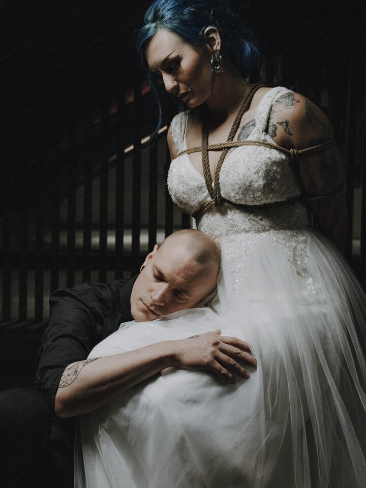 Kinky Fetish Wedding Vibes und Gothic-Romantik – Metal Me zeigt alternative Hochzeitsfotografie jenseits aller Konventionen bei Hell Yes! Weddings