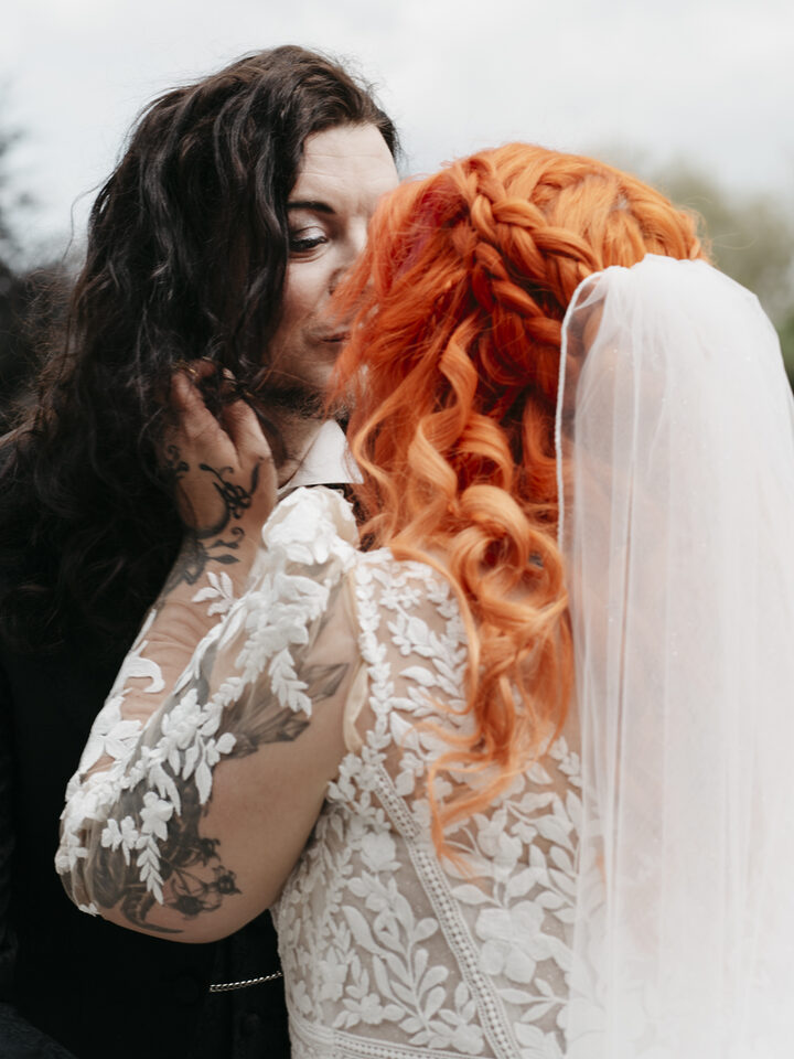 Metal Hochzeit mit Gothic- und Metal-Vibes – Metal Me fängt wilde Liebe und visuelle Power für alternative Heiratende ein