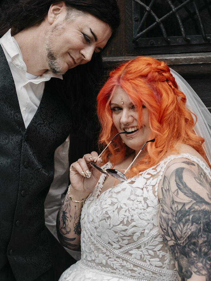 Freche Braut mit Tattoos und Feuer im Blick – Metal Me porträtiert euch so individuell wie eure alternative Hochzeit es verdient