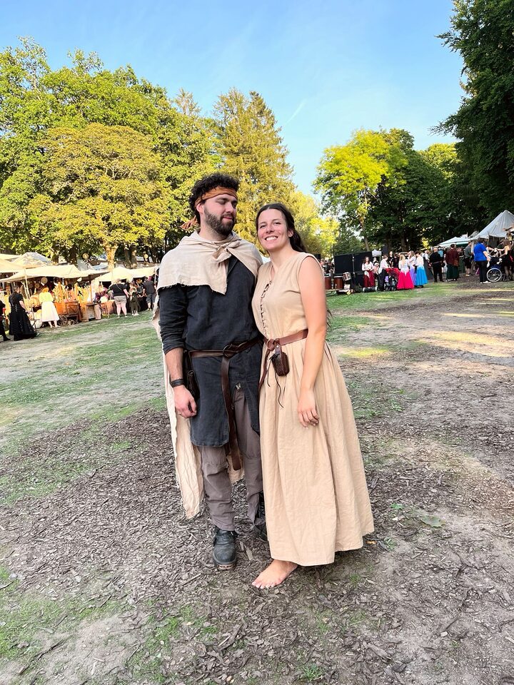 Marcel in Mittelalter-Gewandung auf Markt, Trauredner alternative Hochzeiten Hell Yes! Weddings