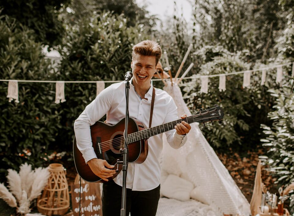 Hochzeitsmusiker Nico Grund mit Gitarre beim Livegesang Rock und Metal