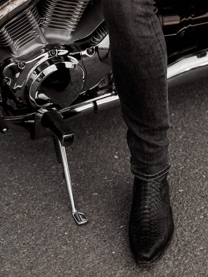 Detailaufnahme eines Cowboystiefels am Chopper – Metal Me zeigt starke Statements für Metal Hochzeiten und alternative Liebesgeschichten