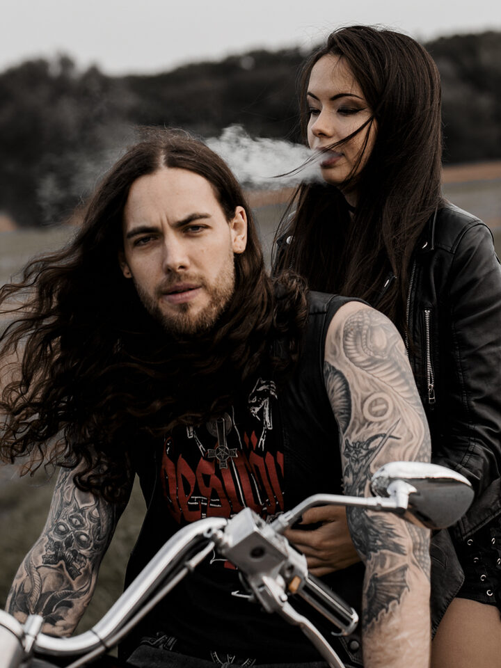 Metal Hochzeit mit Attitüde – tätowiertes Paar auf Motorrad mit Rock’n’Roll-Vibes, festgehalten von Metal Me Photography