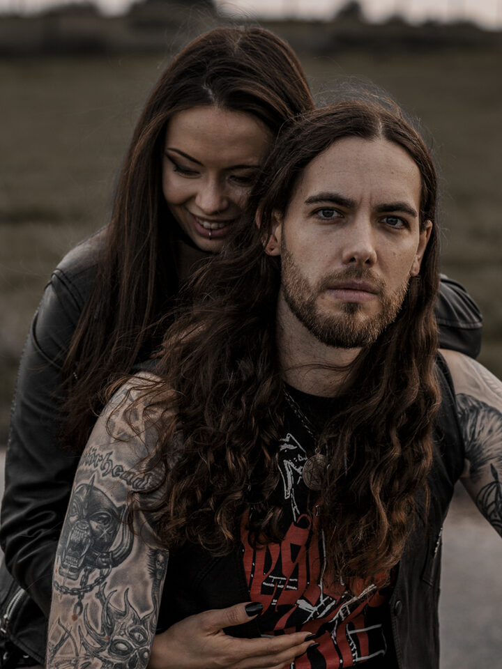 Verliebtes Paar im Metal-Look mit Lederjacke – Metal Me fängt echte Emotionen für eure alternative Hochzeit mit Rock-Vibes ein