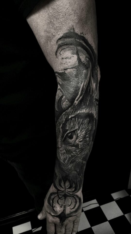 dark illustration tattoo unterarm raubvogelkopf innocent horror tattoo, mobile tattoo hochzeit vegan