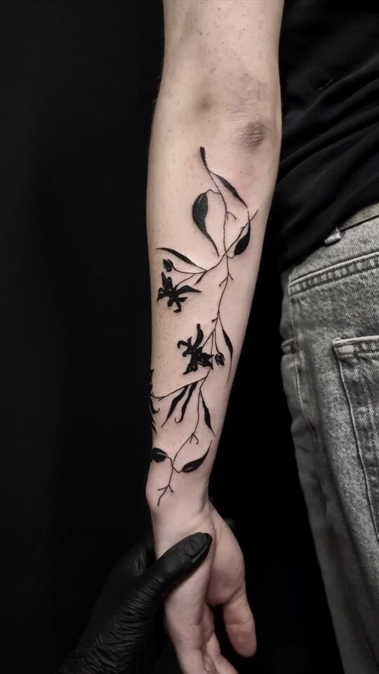 botanik tattoo arm blackwork von innocent horror tattoo, tattoo hochzeit vor ort