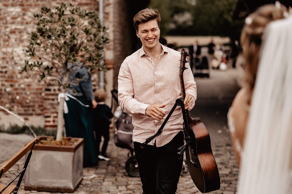 Nico Grund trägt Gitarre bei Hochzeit, Livegesang mit Rock- und Metal-Balladen