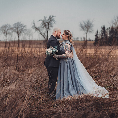 Der erste Schritt zum maßgeschneiderten Hochzeitsoutfit – So entsteht Magie bei Silvermoon Threads 2 Brautkleid mit Cape – elfenhaft, fließend und vegan, perfekt für alternative Nerd und Fantasy-Hochzeiten