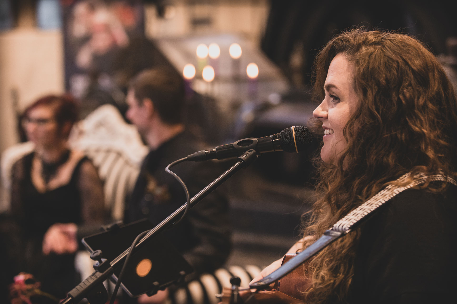 6 FFB 3281 FarbhaseFotografie halloween hochzeit inspiration hellyesweddings