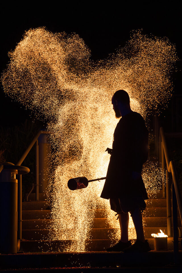 Feuershow von Funkenspiel bei einer Hochzeit – Feuerkünstler aus NRW performt mit Funkenregen auf einer Treppe bei Hell Yes Weddings.