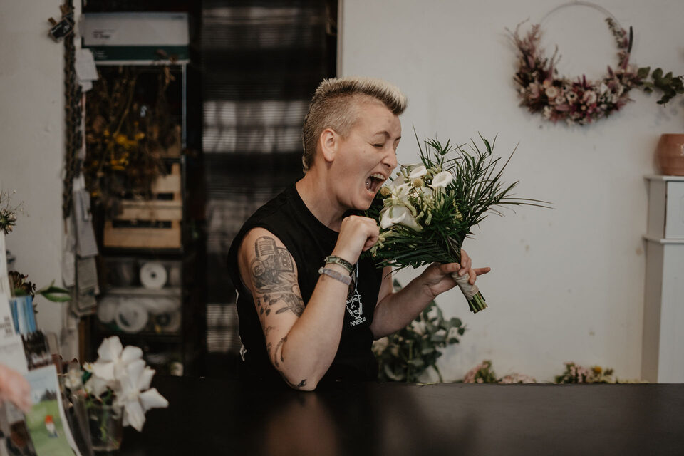 Floristin Schmi Die Blumenfee bei der Arbeit an alternativer Hochzeitsfloristik für unkonventionelle Hochzeiten, zu finden bei Hell Yes! Weddings.