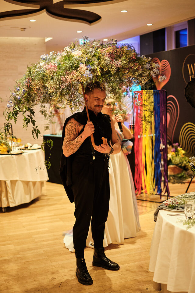 Aufbau alternativer Hochzeitsfloristik für Nerdhochzeiten und freie Trauungen, zu finden bei Hell Yes! Weddings.