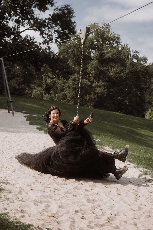 Wenn die Braut im schwarzen Brautkleid einfach Seilrutsche fährt (mit Bier): unkonventionelle Hochzeit – Reportage von Patricia Bakker, Hell Yes! Weddings.