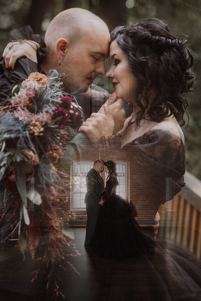 Künstlerische Doppelbelichtung: Nahes Paarportrait mit Fenster-Silhouette – moderne Hochzeitsfotografie von Patricia Bakker (alternative Hochzeit).