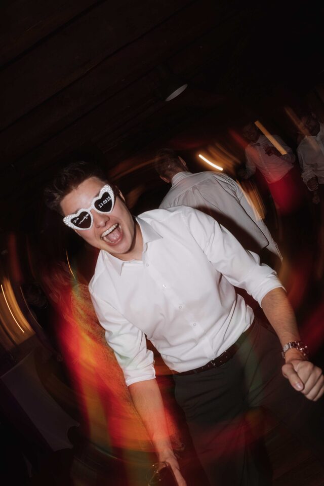 Herz-Sonnenbrille, Tanzfläche, komplett egal was „man so macht“: Partyshot von Patricia Bakker.