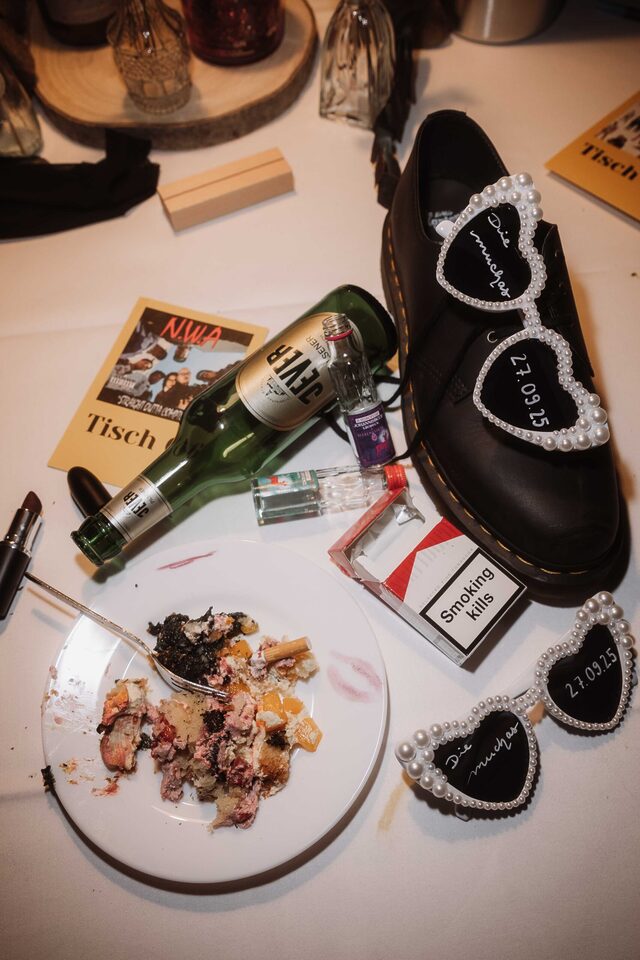 Hell Yes! Weddings Afterparty-Realness: Schuhe, Perlenbrille, Flaschen, Kuchenteller – Hochzeitsreportage-Detail von Patricia Bakker.