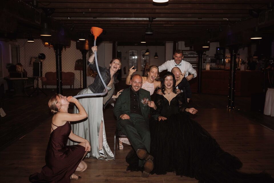 Biertrichter-Action mitten im Freundeskreis: ausgelassene Feier bei einer alternativen Hochzeit – Patricia Bakker.