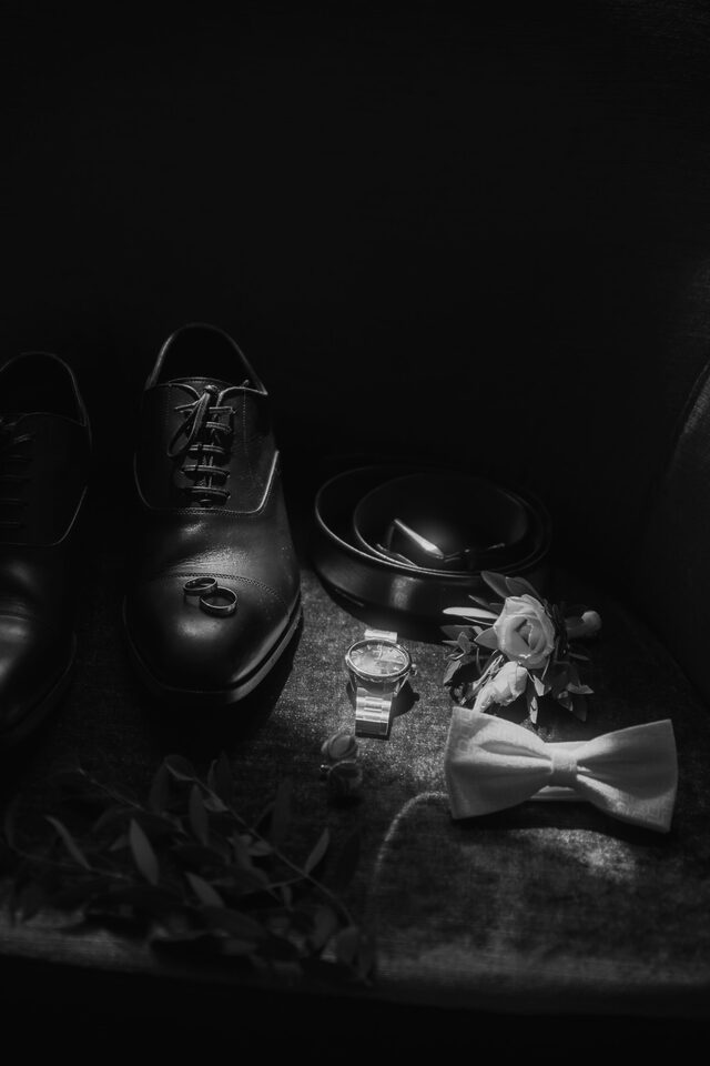 Schuhe, Ringe, Uhr, Fliege und Accessoires in Schwarzweiß – Bild von Patricia Bakker.