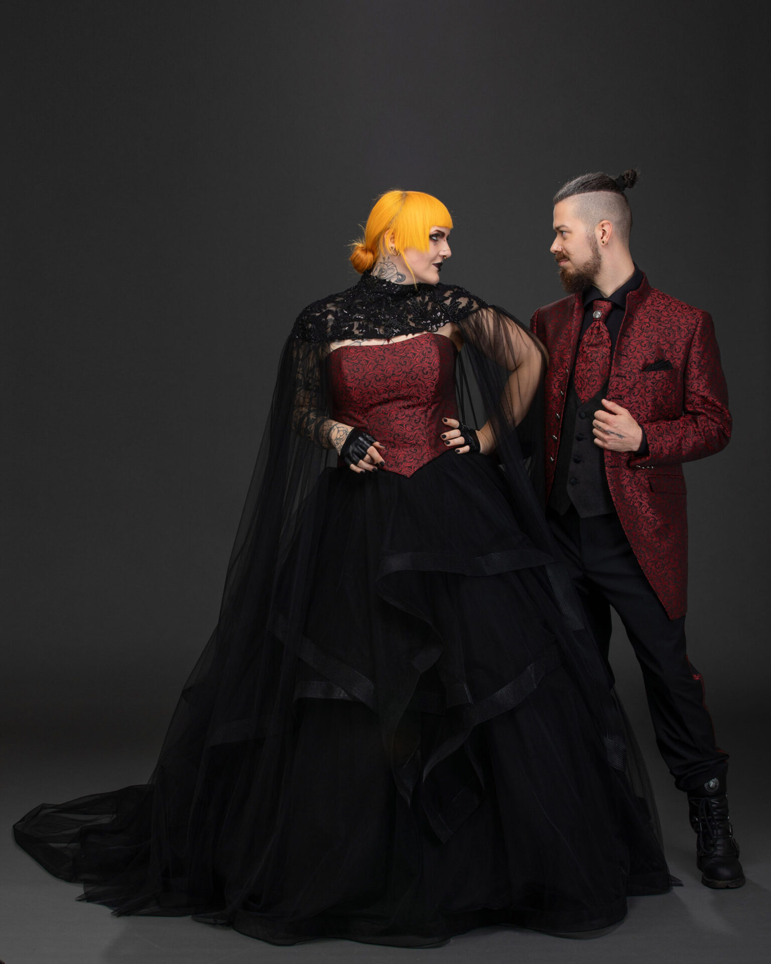 10 gothic hochzeitspaar rot schwarz dark wedding mode darkdreamcollection hellyesweddings k