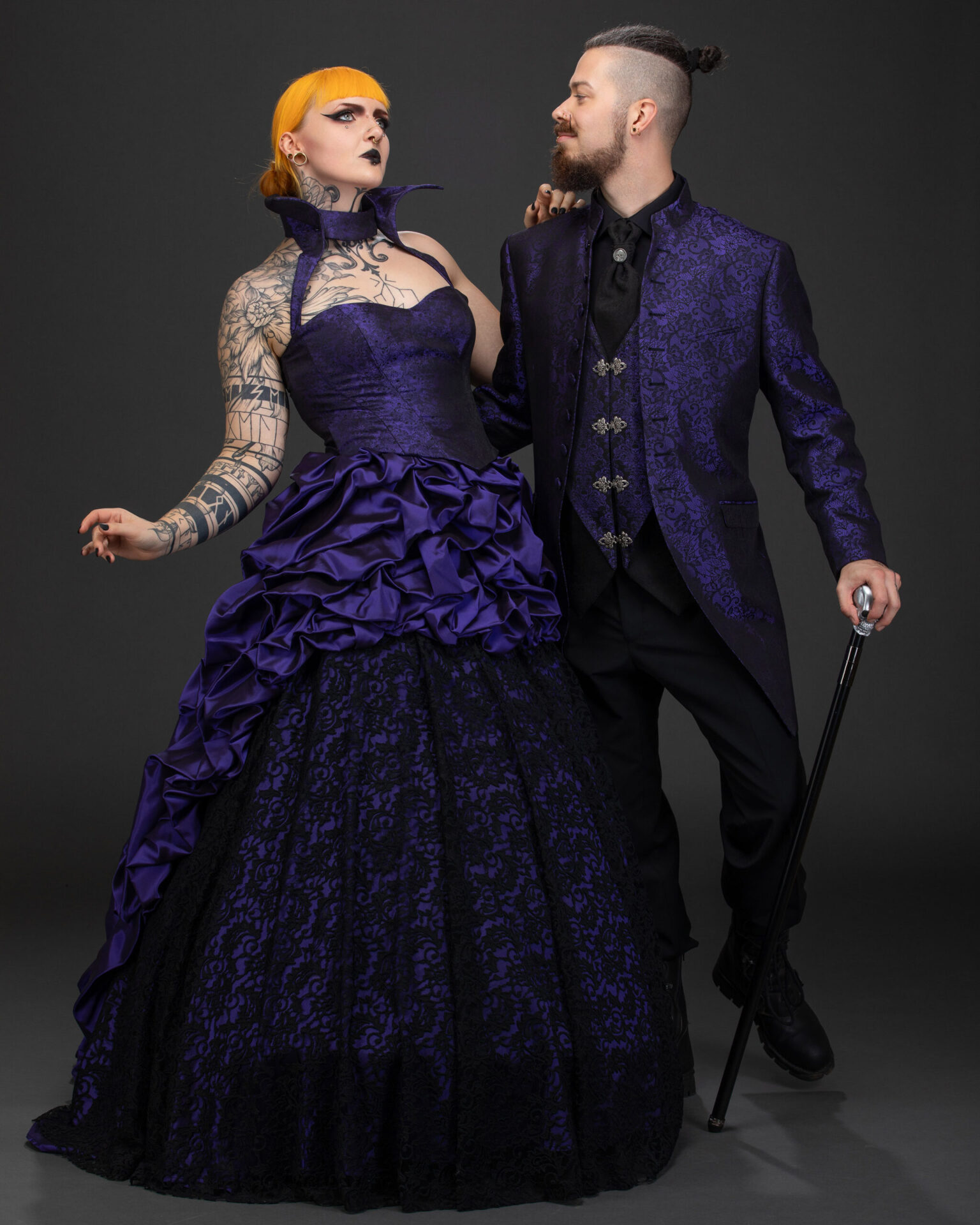 1 gothic hochzeitsmode paar violett dark dream collection darkdreamcollection hellyesweddings 1