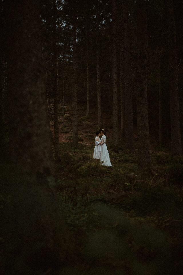 Darklens Weddings 2 Hochzeitspaar im Wald, fotografiert von Darklens Weddings
