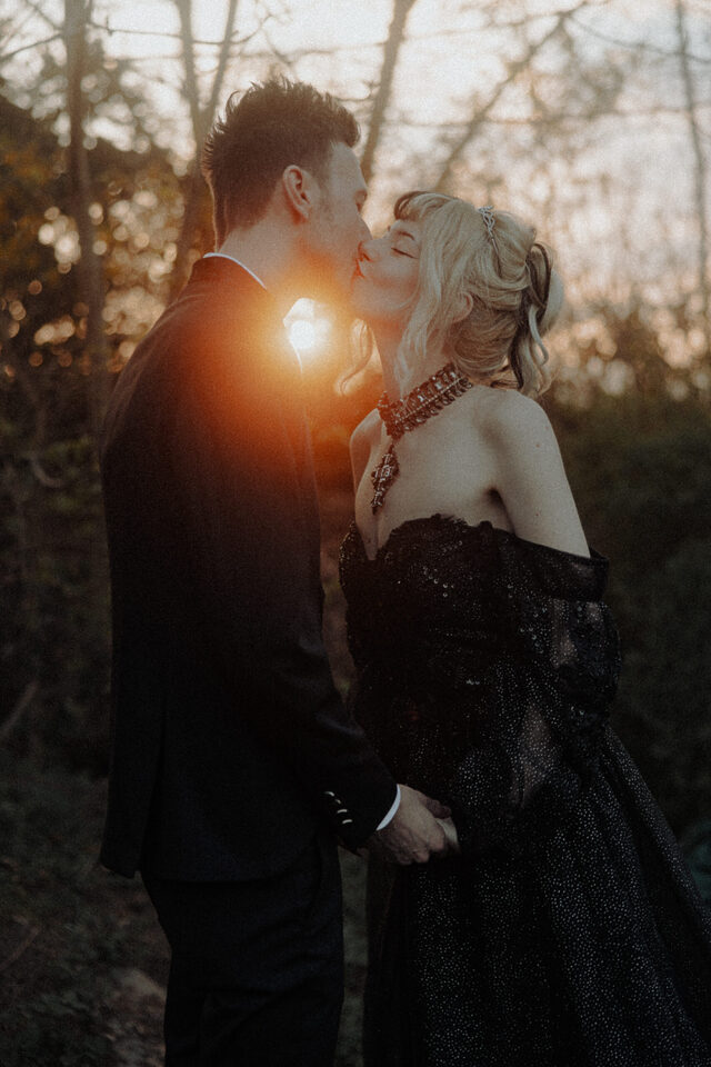 Darklens Weddings 3 Alternatives Hochzeitspaar im Sonnenuntergang, fotografiert von Darklens Weddings
