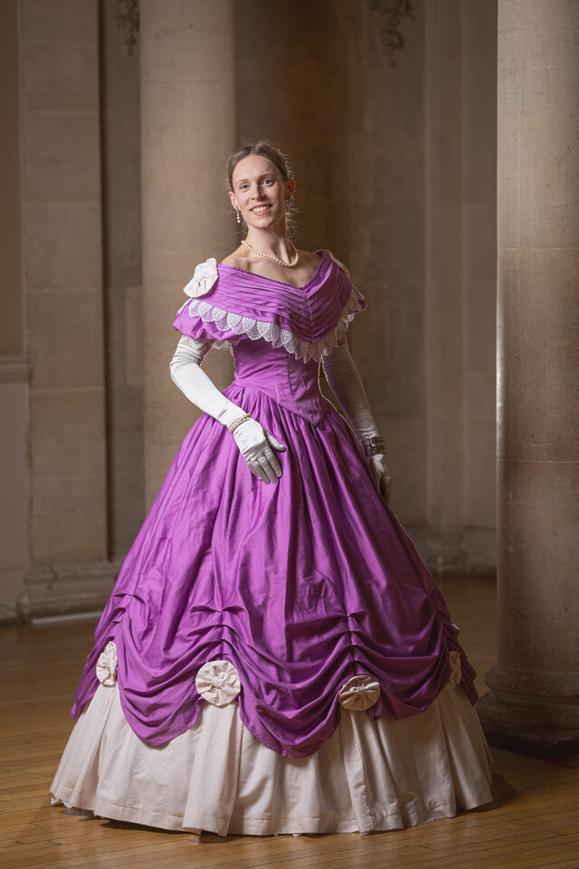 Verena Rau in einem viktorianischen Ballkleid