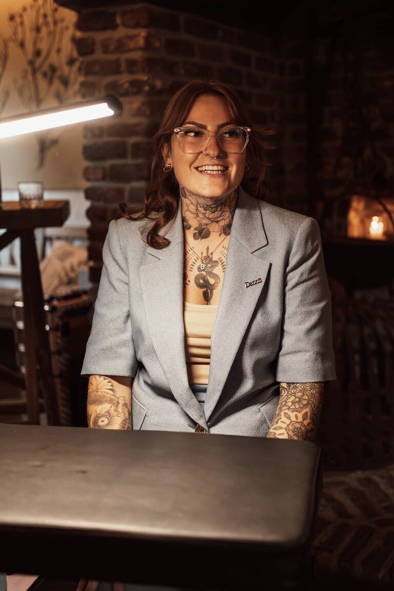 Ink Moment | xoxo.ink | Hochzeitstattoo 1 Tattooartistin in ihrem Tattoostudio im Ruhrgebiet