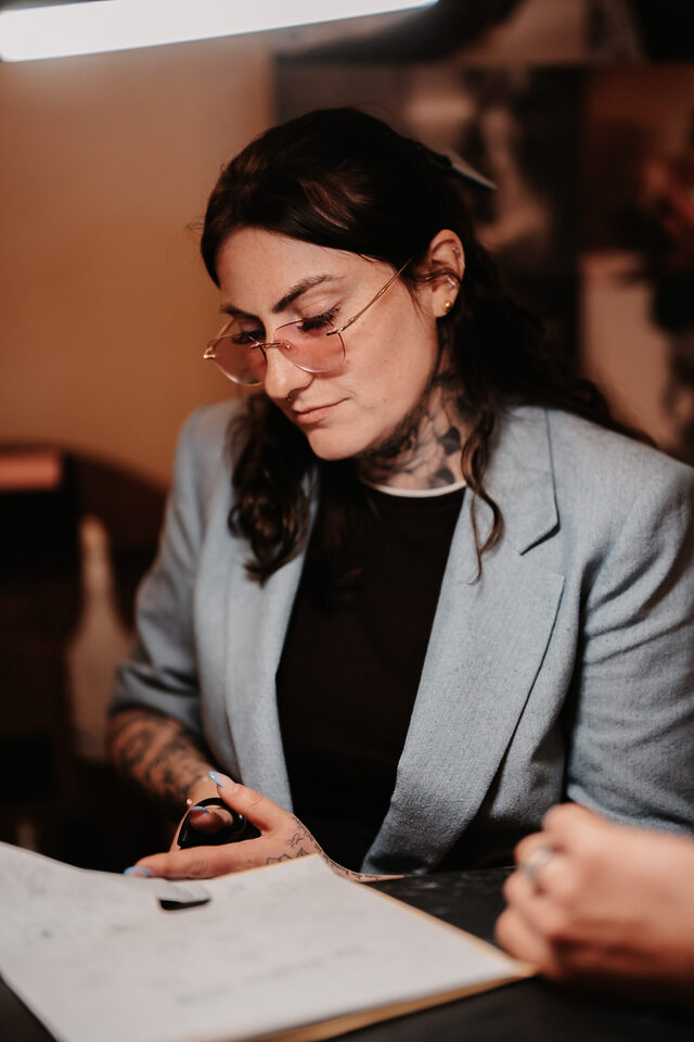 Dannii von ink moment bespricht mit einem Hochzeitsgast mögliche Tattoo-Motive.