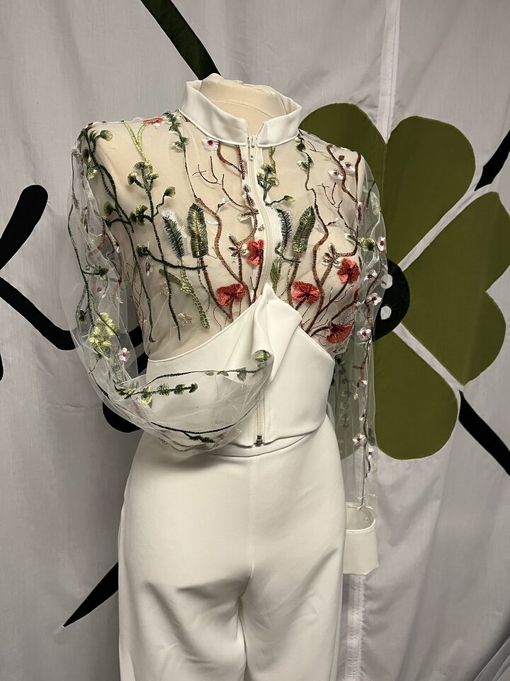 Weiße, halbtransparente Hochzeitsjacke mit transparenten Ärmeln und floraler Stickerei von Lucky Hardt - perfekt für deine alternative Hochzeit